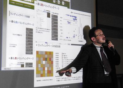 「sitegram Days」の操作画面や搭載機能を紹介するHARMONYの石井氏。