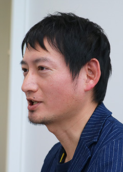 鈴木氏