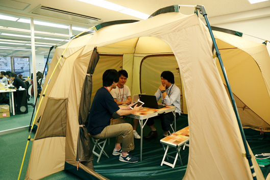 チームミーティングは社内に設置されているテントですることも