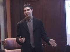 図1　プレスを前にプレゼンテーションを行うラリー・ペイジ氏（撮影したビデオ映像から）。