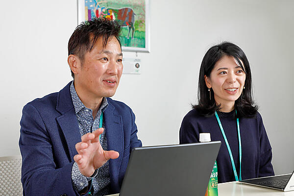 ウェブアクセシビリティ向上・確保のプロジェクトを担当する後藤氏と渡邊氏