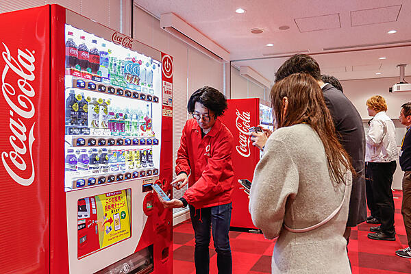 アプリ「Coke ON」を立ち上げ、自販機と接続する様子