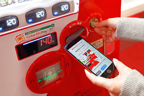 体験してみると、「おつりチャージ」は“お金を入れる前”に製品ボタンを押す必要があり、少々複雑に感じた