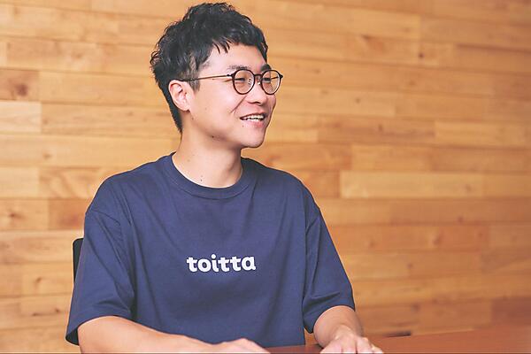 米山弘恭さんの写真。笑顔で話している様子。