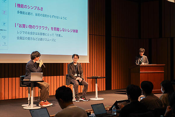 塚田氏、矢ノ目氏、近藤氏がステージに登壇している写真。