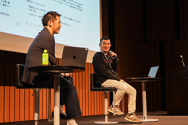 麻野氏、井上氏がステージに登壇している写真。