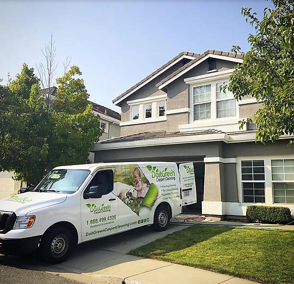 家の前に停まっているバンを写した鮮明な写真から、車体に会社の広告が描かれているのがわかる