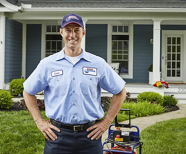 Roto-Rooterの従業員が、会社のロゴと名前の入った制服を着ている