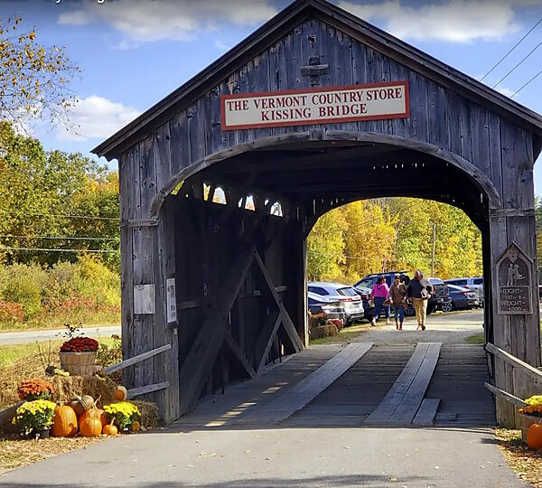 バーモント州にある絵のように美しい屋根付き橋は、自撮りする絶好のチャンスになる