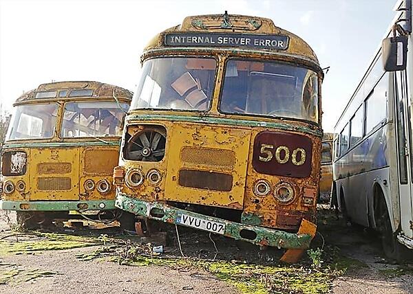 壊れたバスに「INTERNAL SERVER ERROR」と数字の「500」が表示されており、サーバーエラーによりウェブサイトにアクセスできないことを示している。