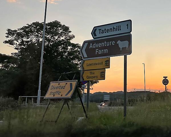 道路標識が5つあり、その中の「Diverted traffic」（迂回路）は、ウェブサイトナビゲーションのリダイレクトを表す。