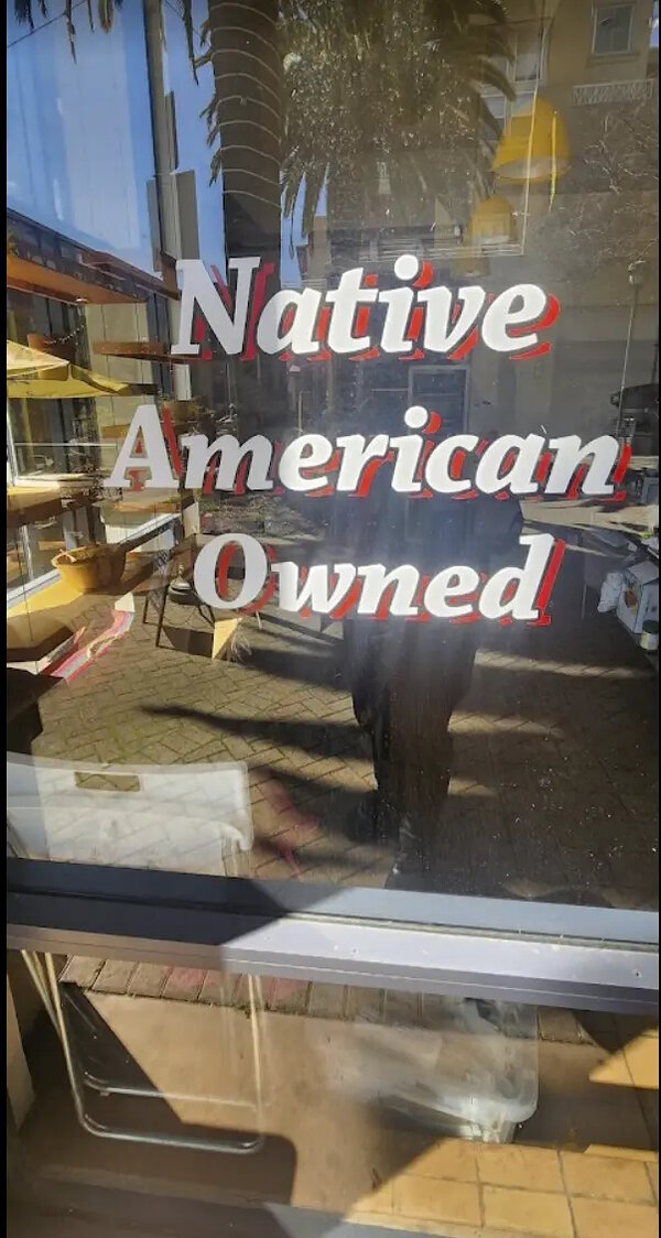 窓に書かれた文字で、オーナーがネイティブアメリカンであることを誇らしげに伝えている