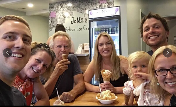アイスクリーム店でさまざまな世代の人たちが一緒にアイスクリームを楽しんでいる