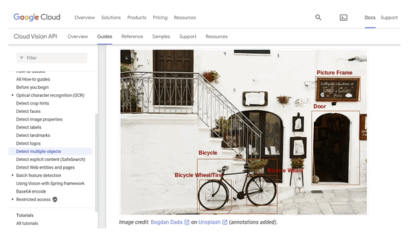 自転車、ドア、額縁など、1枚の写真に含まれる要素をグーグルのCloud Vision APIで解析しているスクリーンショット